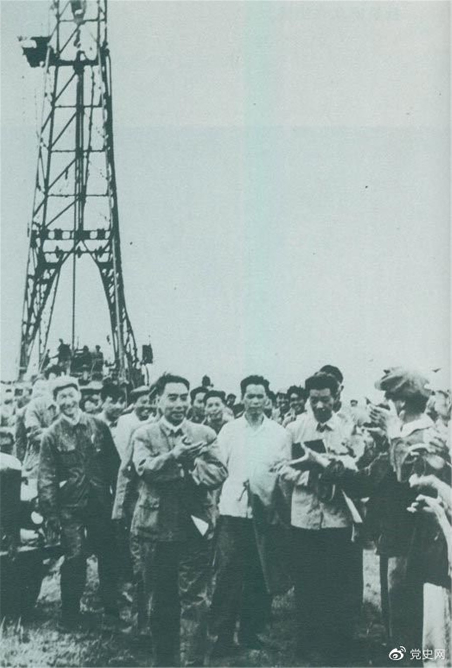 1962年6月，周恩来到大庆视察，这是在1202钻井队现场参观。.jpg